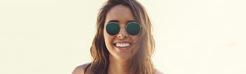 Woman with a heart-shaped face wearing round sunglasses